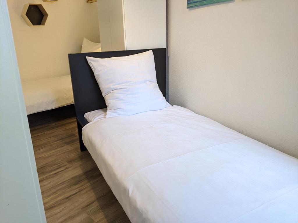 2 ROOM APARTMENT by the CASTLE room 6